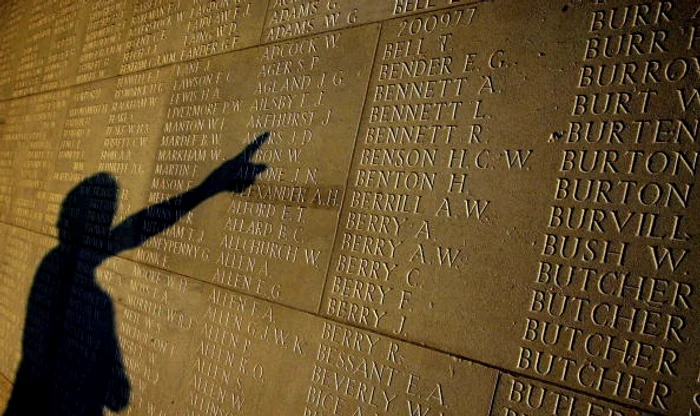 Pe mausoleu sunt inscripționate numele a peste 70.000 de soldați uciși la Somme