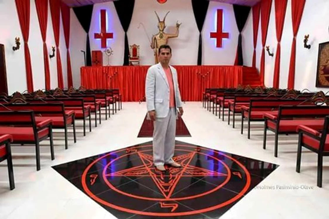 ”Sfârșitul este aproape!”, spune pastorul columbian Victor Damian Rozo, care conduce Biserica lui LuciferFOTO: victordamianrozovillareal.es