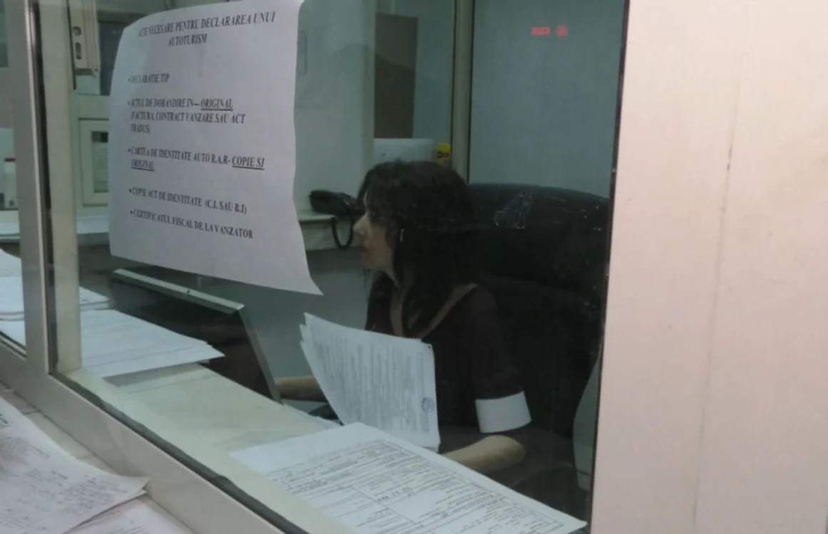 Funcţionarii din Primăria Slatina au purtat banderole albe