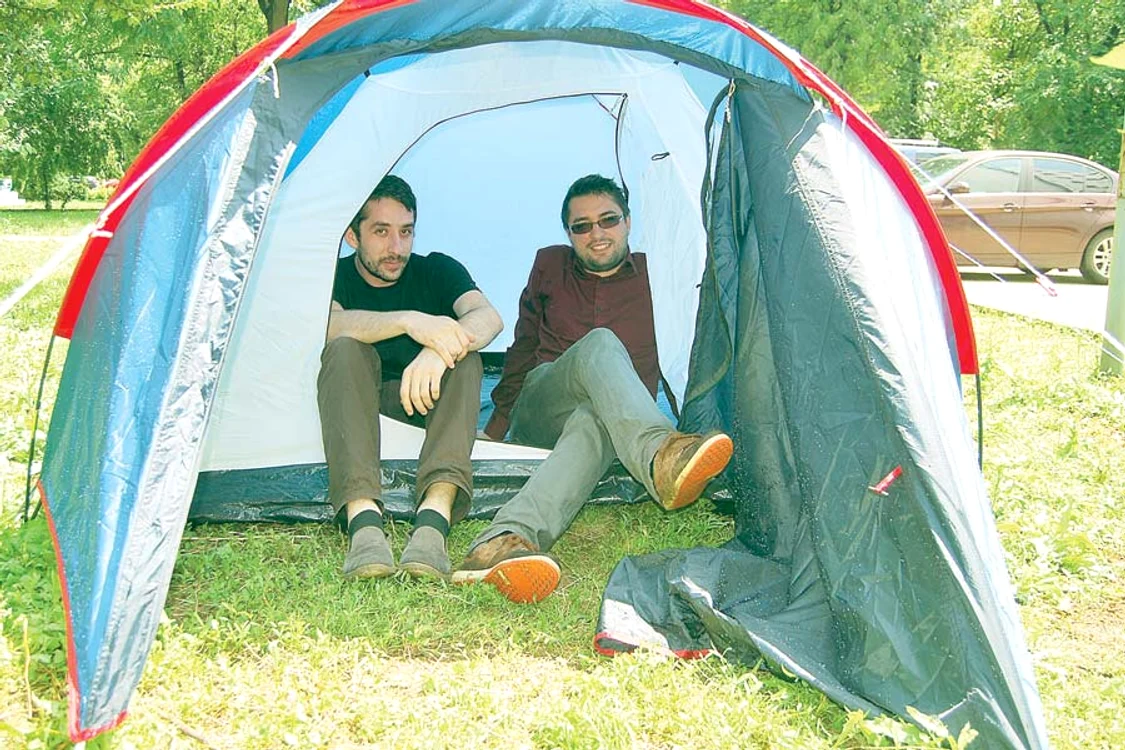 Sabin şi Cosmin sunt hotărâţi să doarmă în cort până când problema lor va fi rezolvatăFotografii: Roberto Sălceanu
