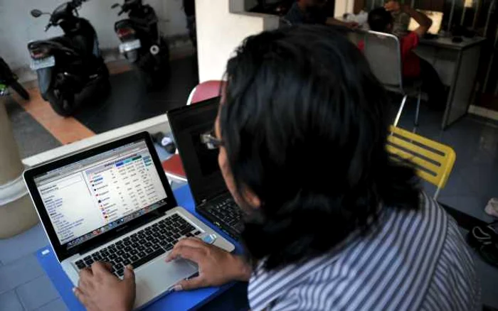 
		    Românii petrec pe internet mai mult timp decât media la nivel european  Foto: Mediafax		    