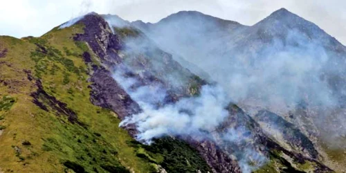 O mare parte din vegetaţia de pe masivul Făgăraş a ars necontrolat