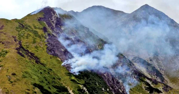 O mare parte din vegetaţia de pe masivul Făgăraş a ars necontrolat