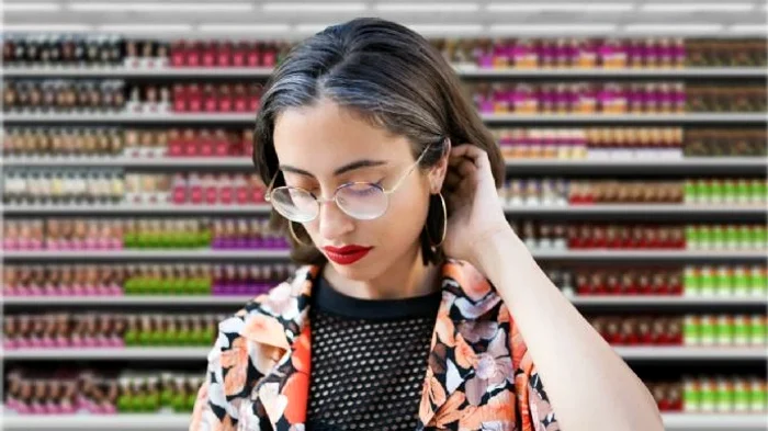 Spune adio părului gri cu o vopsea de casă care crește melanina și îți închide părul instantaneu.