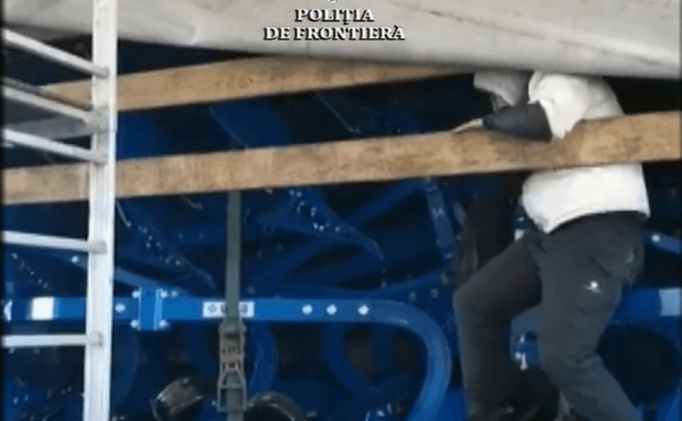 Sirian ascuns într-o semiremorcă, găsit în urma unui apel la 112 al unui ucrainean