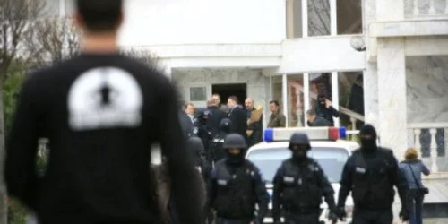 Membrii grupului infracţional sunt aczuaţi de evaziune fiscală şi spălare de bani