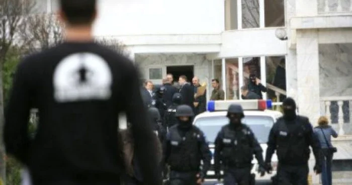 La domiciliul suspecţilor au avut loc descinderi FOTO Adevărul