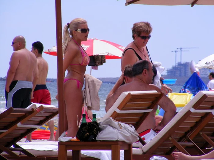 În urmă cu patru ani, costumele de baie parcă acopereau mai mult