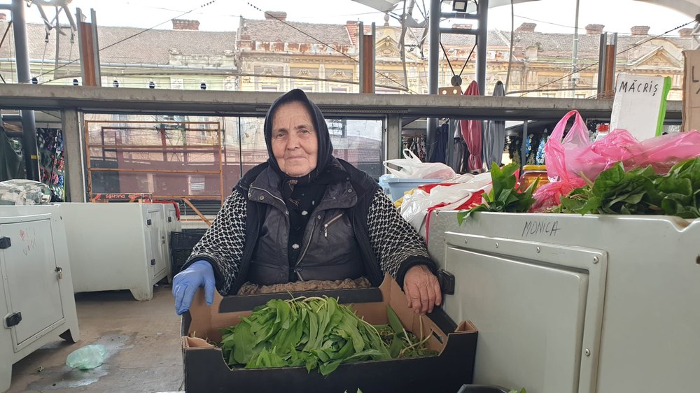 „Baba de la Caransebeș“. Emoționanta poveste a femeii care vinde în piață de 60 de ani: „Din asta trăim!“ | AUDIO