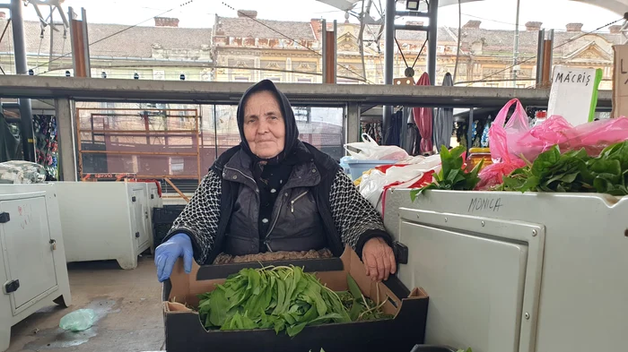 Floarea Negrei (73 de ani), alias Baba de la Caransebeș, vinde în piață de la 14 ani FOTO Daniel D. 