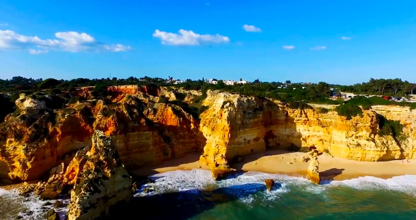 Plajă în Algarve. Foto: captură video X@The Timeless Traveler