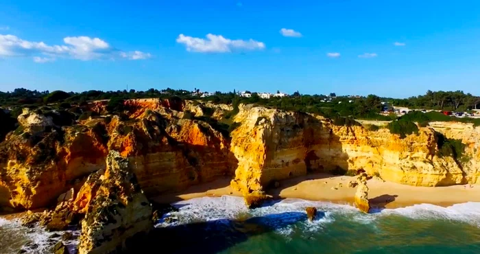 Plajă în Algarve. Foto: captură video X@The Timeless Traveler