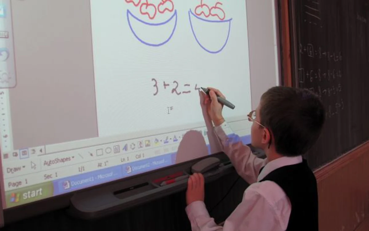 Victor Băluţă este primul elev care a testat tabla la ora de matematică.