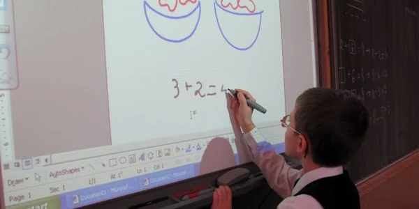 Victor Băluţă este primul elev care a testat tabla la ora de matematică.