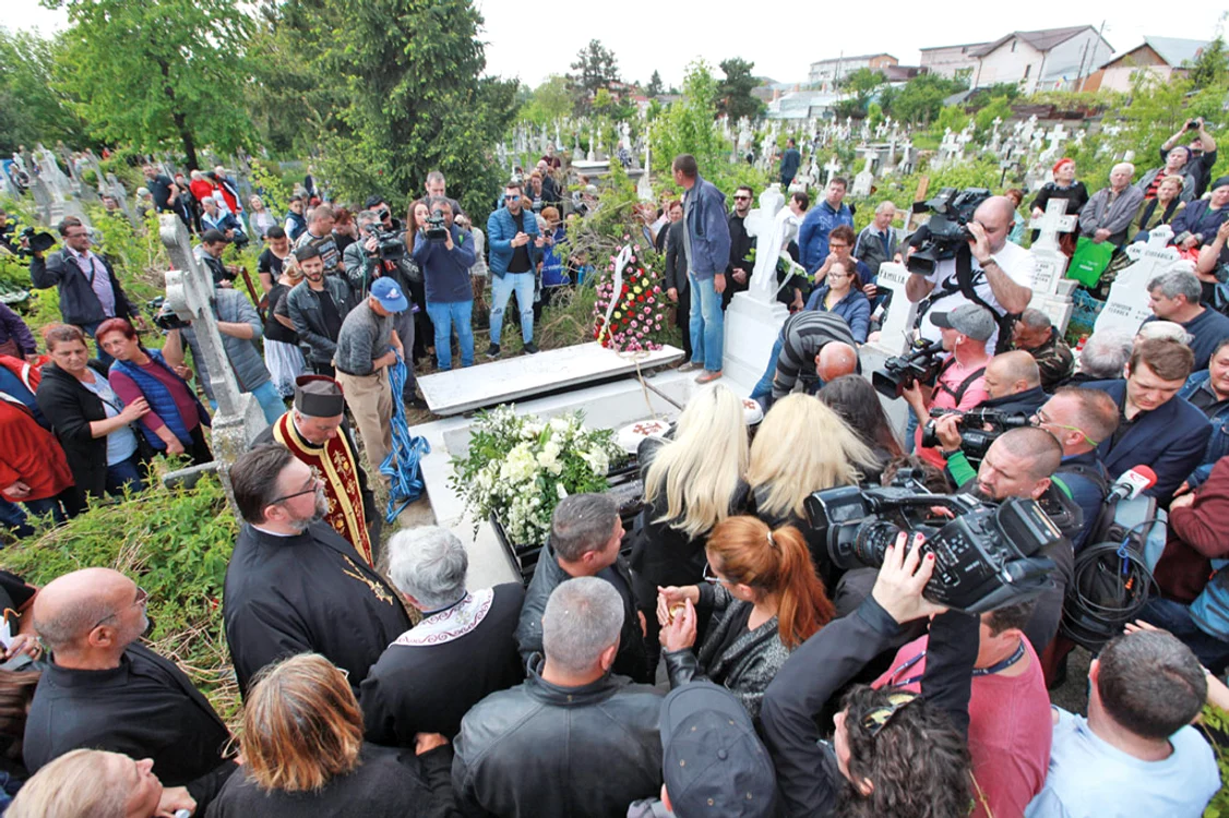 
    La înmormântarea  lui Răzvan Ciobanu  au curs şiroaie  de lacrimi  