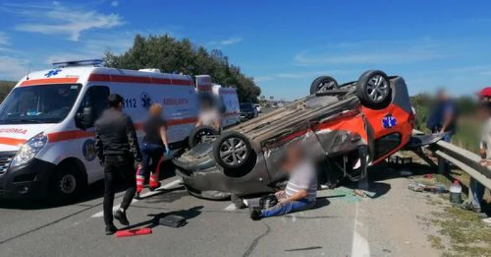 Accident pe DN , în Şelimbăr - Sibiu, soldat cu patru victime şi o ambulanţă privată răsturnată pe şosea; Foto Sibiul Independent