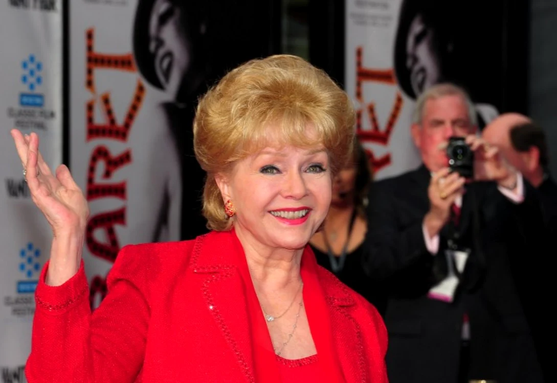Debbie
Reynolds, al cărei aspect fizic din tinereţe exprima robusteţe şi
sănătate, a jucat alături de unii dintre actorii de legendă din
anii ’50 şi ’60,
precum Gene Kelly, Frank Sinatra, Tony Curtis şi Fred Astaire FOTO
AFP