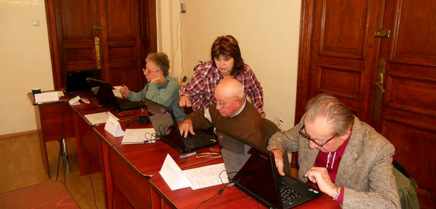 Bătrânii s-au familiarizat cu tastele computerului. Foto: Bogdan Nistor