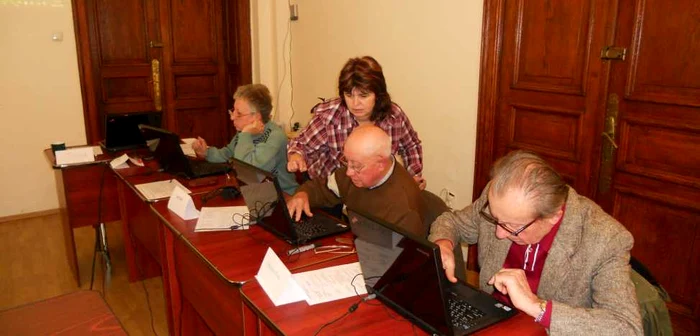 Bătrânii s-au familiarizat cu tastele computerului. Foto: Bogdan Nistor