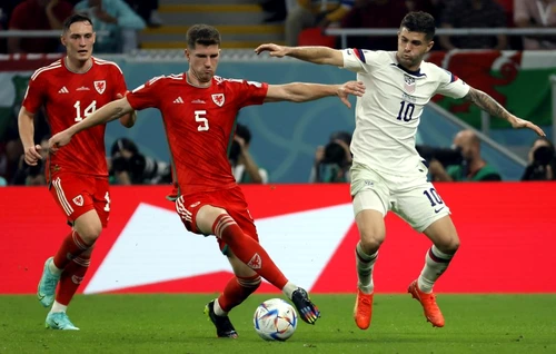 Fundașii Țării Galilor Roberts și Mepham și mijlocașul american Christian Pulisic. Foto: EPA-EFE