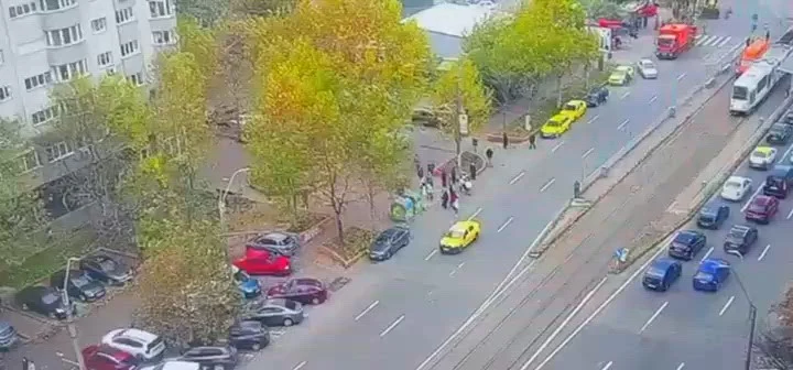 Momentul cumplit în care o femeie este lovită de un cablu de tramvai, în București. Victima este în stare gravă