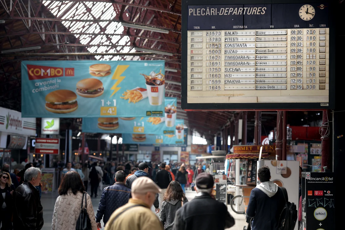 Anul trecut, trenurile au avut întârzieri totale de 9 ani, iar pasagerii au stat să se uite lung la tabela din gări Foto: Mediafax