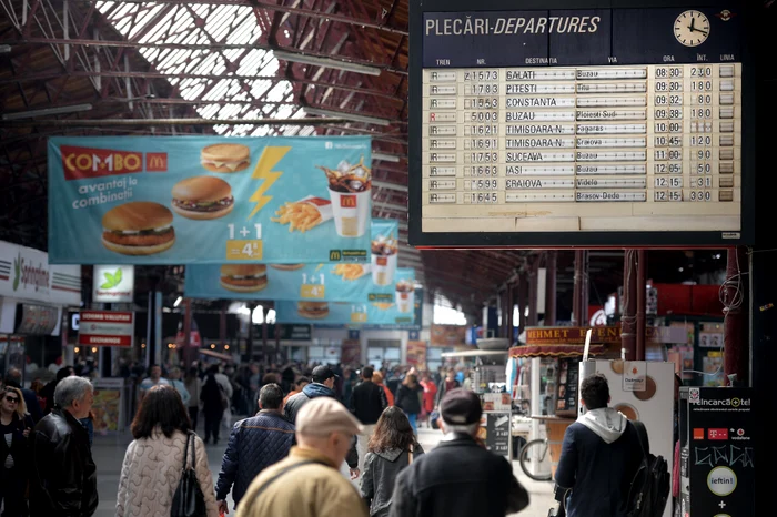 
    Anul trecut, trenurile au avut întârzieri totale de 9 ani, iar pasagerii au stat să se uite lung la tabela din gări Foto: Mediafax  