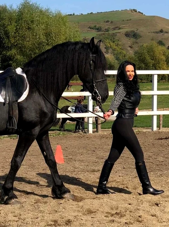 Ioana Năstase și calul Cezărică