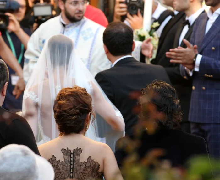 Raluca a intrat în biserică la braţul naşului Măruţă. Pepe şi Andra i-au urmat îndeaproape