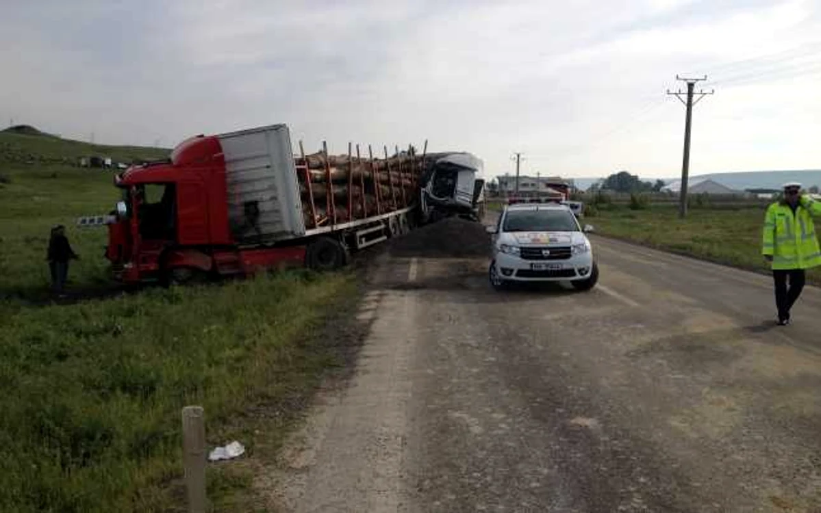 Două TIR-uri s-au ciocnit şi un al treilea a ieşit din decor FOTO Sabina Ghiorghe