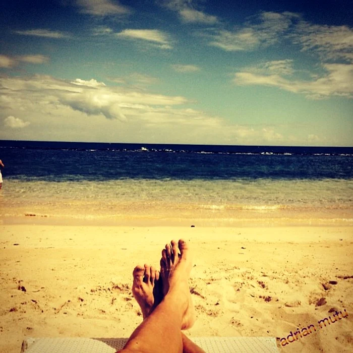 Adrian s-a relaxat pe plajă