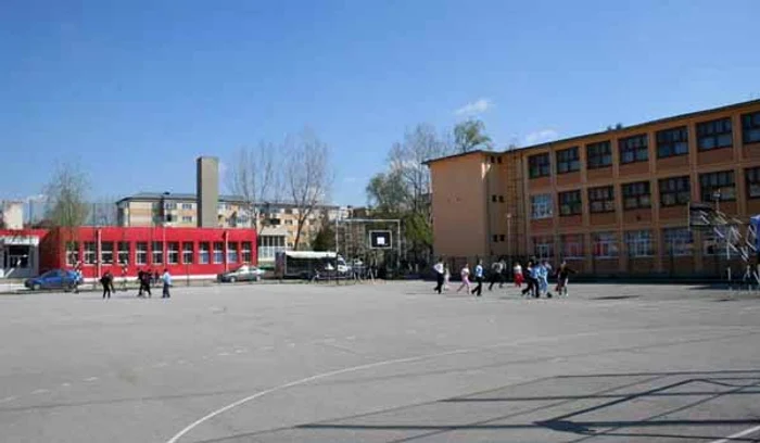 Minorii au făcut sex pe terenul de sport al şcoliifoto henricoandacraiova.ro