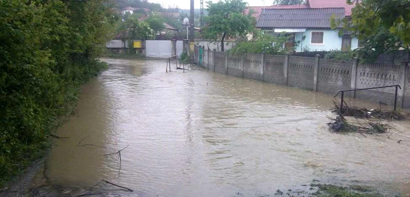 Inundaţiile au afectat mai multe localităţi