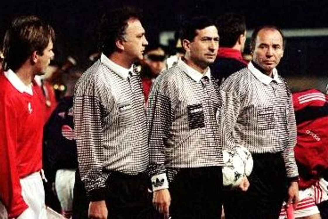 
    Ion Crăciunescu (în mijloc) a arbitrat finala Ligii Campionilor din 1995  