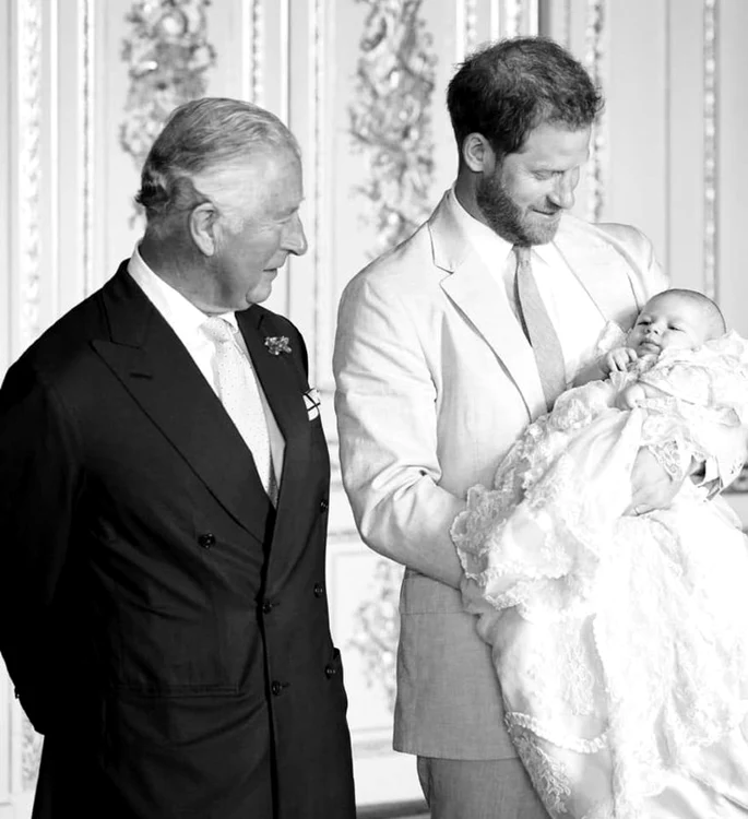 Prinţul Charles şi prinţul Harry. Foto: Profimedia