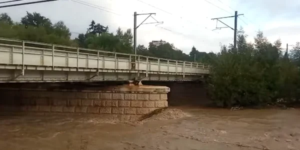 HidroPrahova opreste apa potabilă din cauza inundatiilor