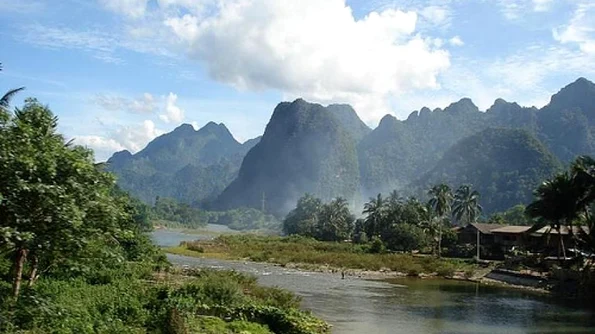 Laos, distracţie într un „karaoke de fite" comunist jpeg