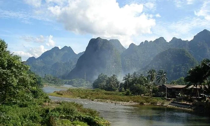 Laos, distracţie într un „karaoke de fite" comunist jpeg
