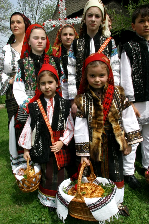 Dusul coșului pascal la Înviere (Bucovina). 