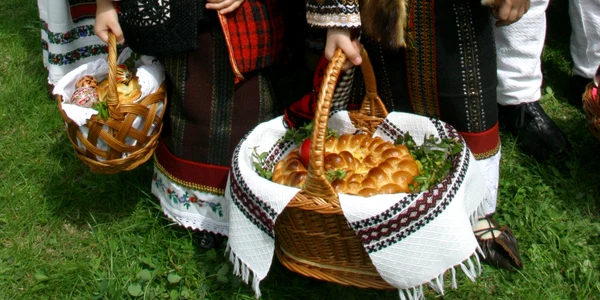 Dusul cosului pascal la Inviere Bucovina jpg