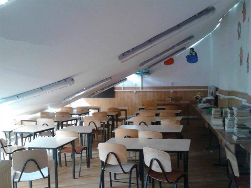 Tavanul unei săli de clasă a căzut peste doi elevi, în timpul cursurilor. O fată și un băiat au fost răniți