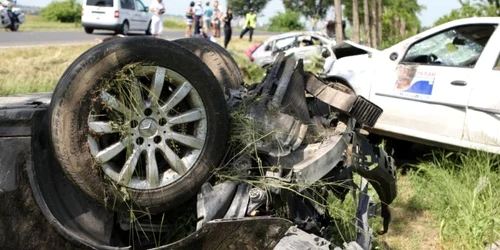 Mercedes-ul s-a răsturnat, Loganul a ajuns în vie, iar Renault-ul în şanţ