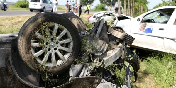 Mercedes-ul s-a răsturnat, Loganul a ajuns în vie, iar Renault-ul în şanţ