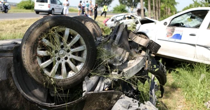 Mercedes-ul s-a răsturnat, Loganul a ajuns în vie, iar Renault-ul în şanţ