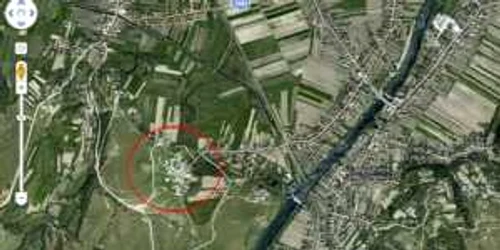 Vadu Crişului din satelit. Colonia de romi se află la marginea localităţii