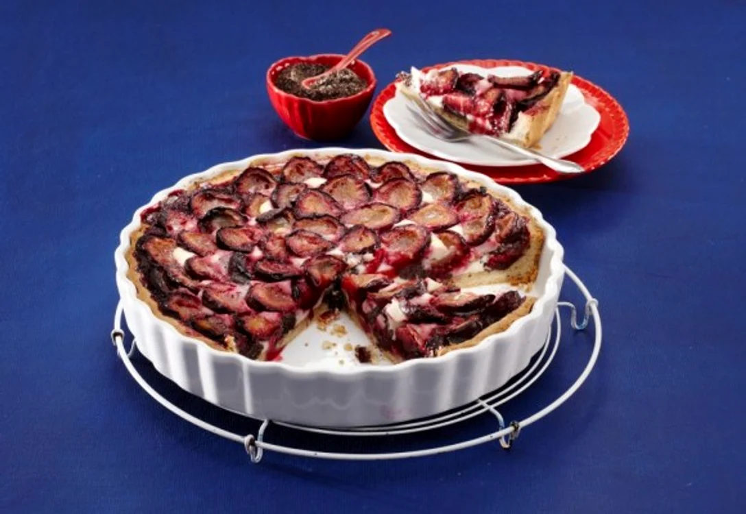 Răsfaţă-te cu o delicioasă tartă cu prune şi mac!clickpoftabuna.ro