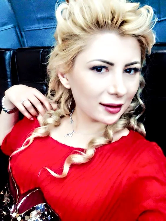 Cântăreaţa Adora dă un plus de originalitate mesei de Paşte cu ouăle împodobite cu pietre SwarovskiCaptură Prima TV