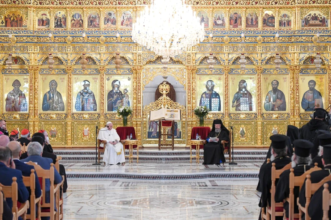 Arhiepiscopul Hrisostom al II-lea şi Papa Francisc în Catedrala Ortodoxă din Nicosia FOTO EPA-EFE
