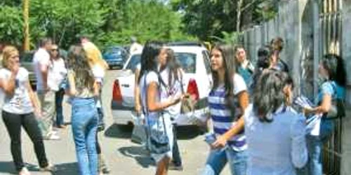 După examen, elevii discutau ieri ultimul subiect de pe foaia de examen