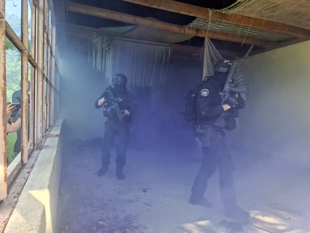 Doi luptători SAS într-o cameră în care a fost dată o fumigenă